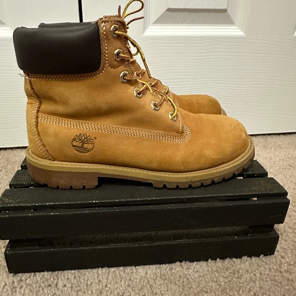 Timberland Kids Tan Boots with Gold Laces - Picture 3 of 8